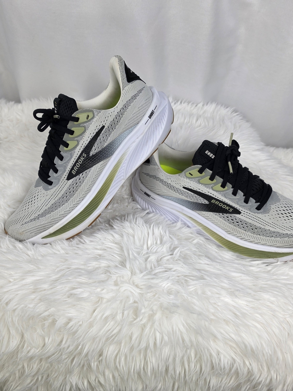 Brooks Ghost 17 Men’s 8.5 D White Black Green Cushioned Running Shoes